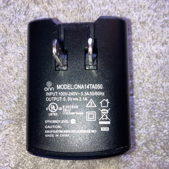 PLUG IN WALL CHARGER WITH 2 SLOTS AND HAS A BLUE LIGHT SO U KNOW ITS ON & WORKS - Picture 3 of 5